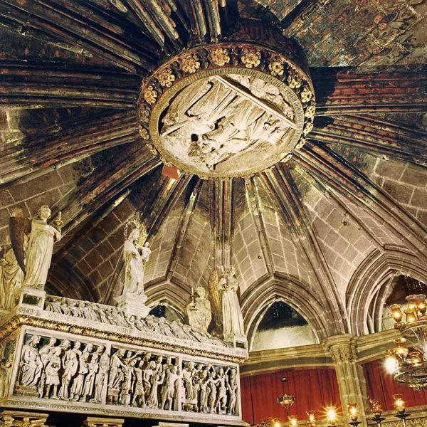 Barcelona.- Catedral de la Sta. Creu i Sta. Eulàlia – Cripta, S. XIV amb el sarcòfag d’alabastre de Sta. Eulàlia. A la clau de volta hi ha la Mare de Déu posant la diadema del martiri a la santa (10/2002)