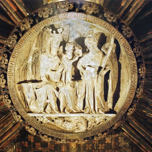 Barcelona.- Catedral de la Sta. Creu i Sta. Eulàlia – Clau de volta de la cripta de Sta. Eulàlia on hi ha esculpida la Mare de Déu amb el nen Jesús posant la diadema del martiri a la Santa (10/2002)