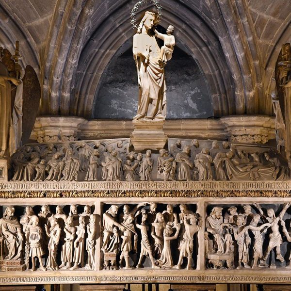 Barcelona.- Catedral de la Sta. Creu i Sta. Eulàlia – Sarcòfag de Santa Eulàlia obra de Lupo de Francesco. A la coberta i als costats hi ha escenes del martiri de la Santa (1/2026)