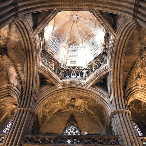 Barcelona.- Catedral de la Santa Creu i Santa Eulàlia – Cimbori situat inusualment a l’entrada del temple de 80 metres d’alçada construït entre els anys 1906/1913 (1/2026)