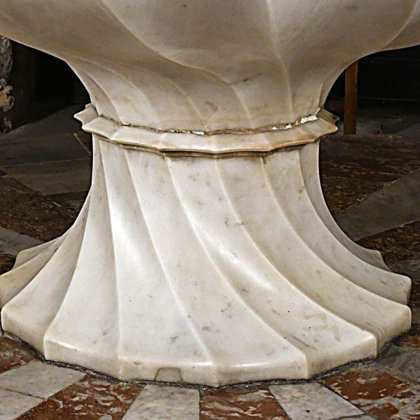 Barcelona.-Catedral de la Santa Creu i Santa Eulàlia – Pila baptismal de marbre blanc esculpida per Onofre Julià el 1433 de forma helicoïdal que té continuïtat fins la base (1/2026)