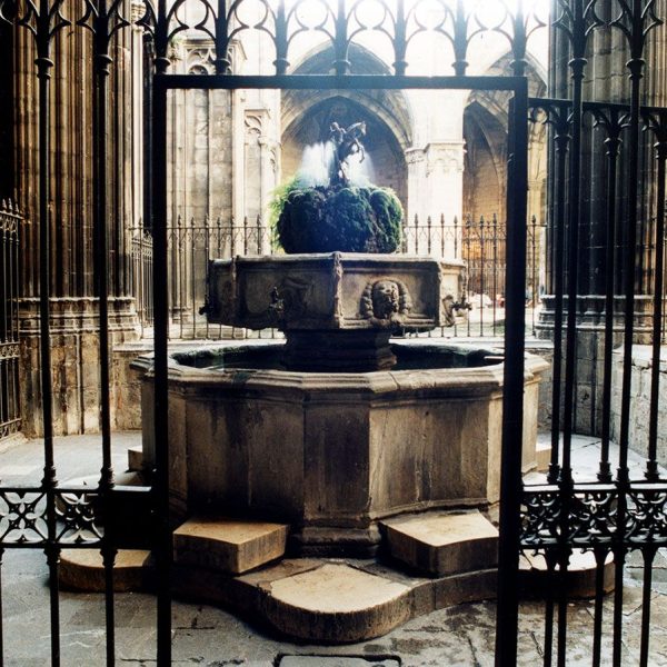 Barcelona.- Catedral de la Santa Creu i Santa Eulàlia – Templet amb la font del S. XV decorada amb l’escultura de Sant Jordi a cavall de l’any 1970 obra de Emili Colom (10/2002)