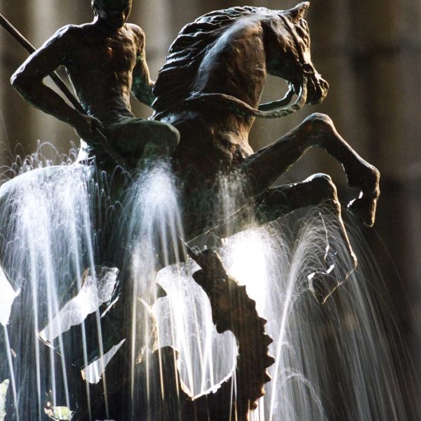 Barcelona.- Catedral de la Santa Creu i Santa Eulàlia – Templet amb la font del S. XV decorada amb l’escultura de Sant Jordi a cavall de l’any 1970 obra de Emili Colom (10/2002) de la font del S. XV (10/2002)