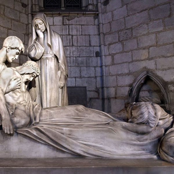 Barcelona.-Catedral de la Sta. Creu i Sta. Eulàlia - Capella funerària de la família Sanllehy amb el monument anomenat Enterrament de Crist de l’any 1920 obra de Josep Llimona (1/2026)