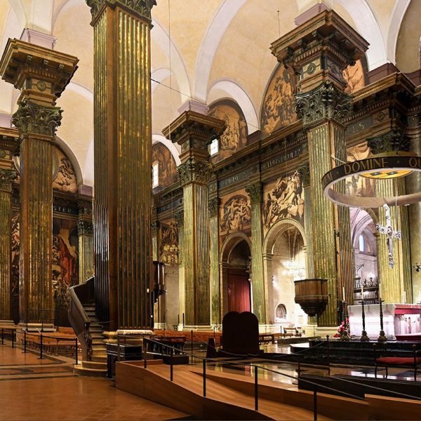 Vic.- Catedral neoclàssica de Sant Pere de l’any 1803 – Vista del fons de la les tres naus separades per pilars corintis coberta per voltes semiesfèriques (1/2026)