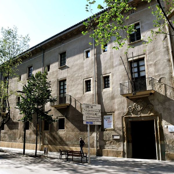 Vic.- Convent de Sant Domènec, S. XVII de dos pisos al voltant d'un claustre quadrat de sis arcs per costat i sostingudes per columnes amb capitells (6/2020)