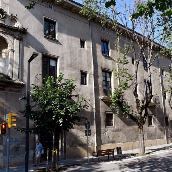 Vic.- Convent de Sant Domènec, S. XVII de dos pisos al voltant d'un claustre quadrat de sis arcs per costat i sostingudes per columnes amb capitells (6/2020)