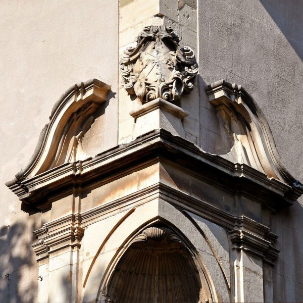 Vic.- Convent de Sant Domènec, S. XVII - Fornícula cantonera buida flanquejada amb pilastres que sostenen un frontó trencat i un escut central (6/2020)