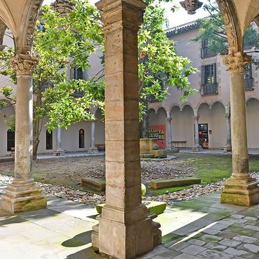 Vic.- Convent de Sant Domènec, S. XVII – Claustre quadrat amb galeries de sis arcs per banda sostinguts per columnes amb capitells de marbre recolzats sobre pedestals (6/2020)