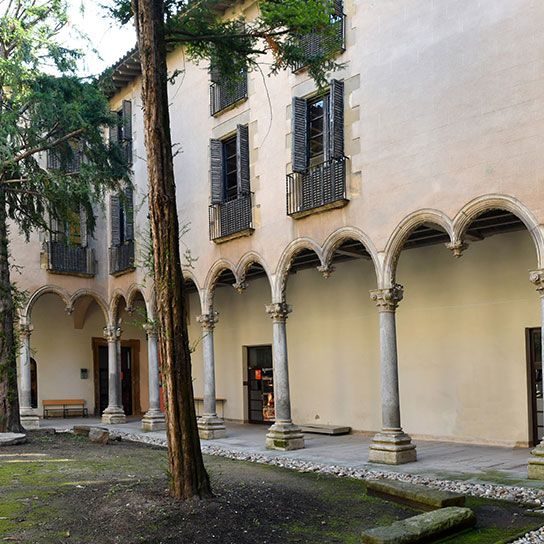 Vic.- Convent de Sant Domènec, S. XVII – Claustre quadrat amb galeries de sis arcs per banda sostinguts per columnes amb capitells de marbre recolzats sobre pedestals (6/2020)