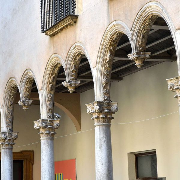 Vic.- Convent de Sant Domènec, S. XVII – Claustre quadrat amb galeries de sis arcs per banda sostinguts per columnes amb capitells de marbre recolzats sobre pedestals (6/2020)