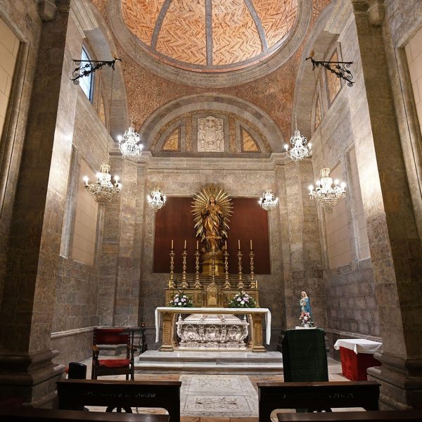 Vic.- Catedral de Sant Pere de l’any 1803 – Capella de Sant Bernat Calbó de l’arquitecte Jaume Vendrell (1633). El Sant descansa en una urna d’argent feta entre 1700 i 1728 (1/2026)