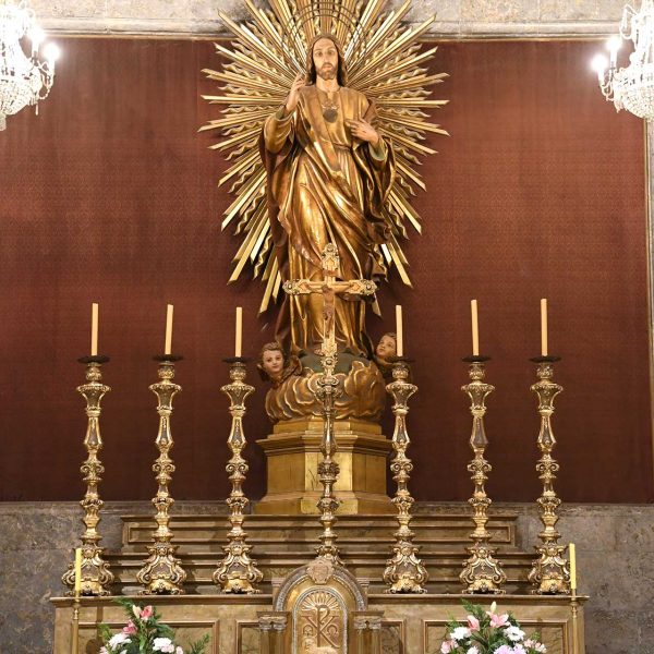 Vic.- Catedral de Sant Pere de l’any 1803 – Capella de Sant Bernat Calbó - Imatge del Sagrat Cor presidint la capella (1/2026)