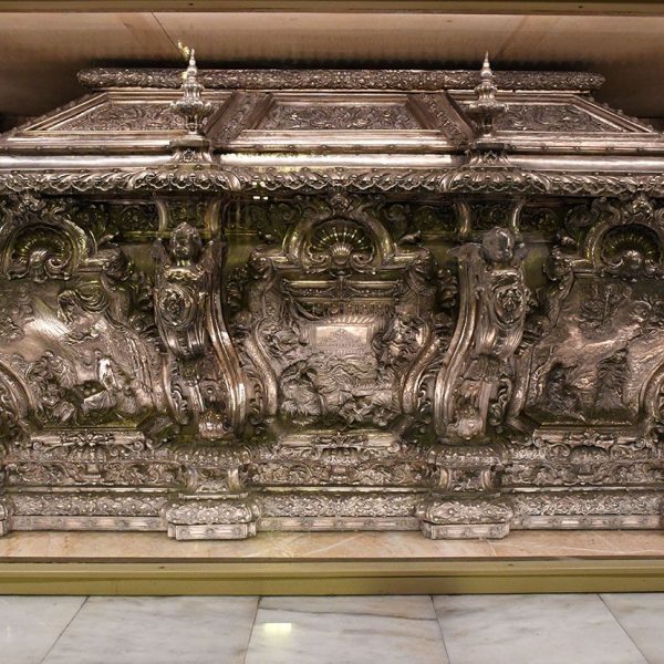 Vic.- Catedral de Sant Pere de l’any 1803 – Capella de Sant Bernat Calbó amb el reliquiari d’argent on descansa S. Bernat obra de Joan Matons fet entre 1700 i 1728 (1/2026)