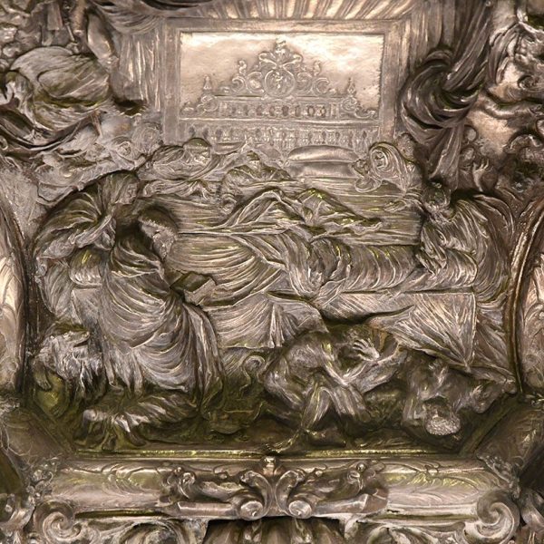 Vic.- Catedral de Sant Pere de l’any 1803 – Detall del reliquiari d’argent on descansa Sant Bernat obra de Joan Matons fet entre 1700 i 1728 (1/2026)