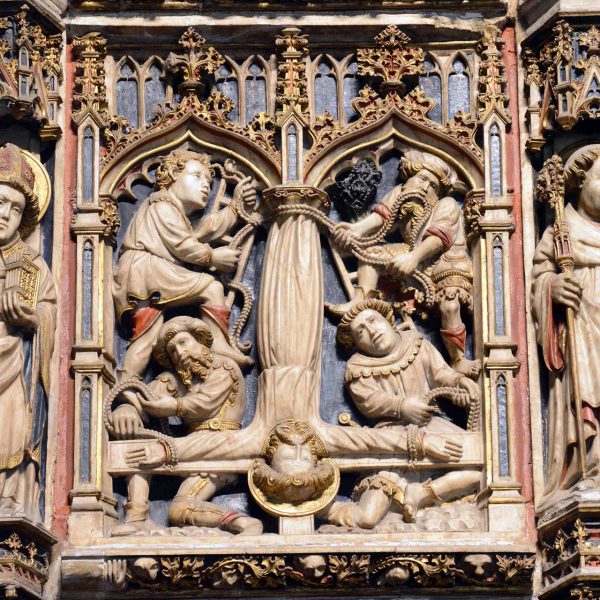 Vic.- Catedral de Sant Pere de l’any 1803 – Antic retaule gòtic d’alabastre de l’altar major de Pere Oller datat entre 1420 i 1427 – Escena de la crucifixió de Sant Pere (8/2018)