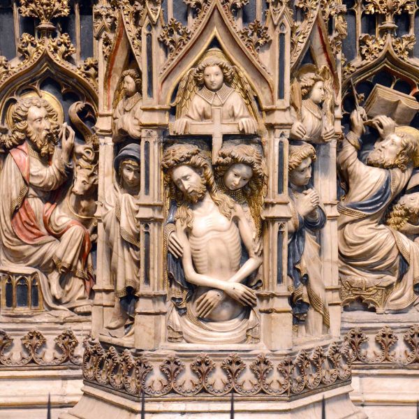 Vic.- Catedral de Sant Pere de l’any 1803 –Tabernacle de l’antic retaule on hi ha Jesucrist sostingut per uns àngels flanquejat per la Mare de Déu i Sant Joan (8/2018)