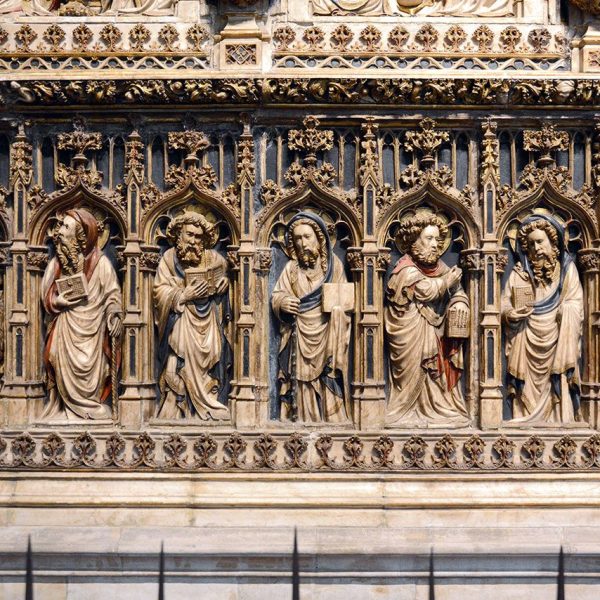 Vic.- Catedral de Sant Pere de l’any 1803 – Detall de brancal on hi ha esculpits els quatre Evangelistes, dos a cada extrem de les bandes i deu apòstols (8/2018)