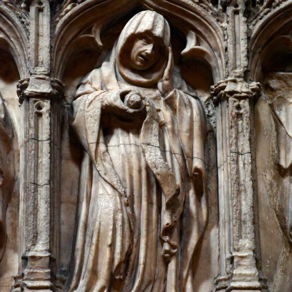 Vic.- Catedral de Sant Pere de l’any 1803 – Sarcòfag de Bernat Despujols, S. XIV/XV – Una de les sis imatges de plorants esculpits al frontal del sarcòfag (8/2018)