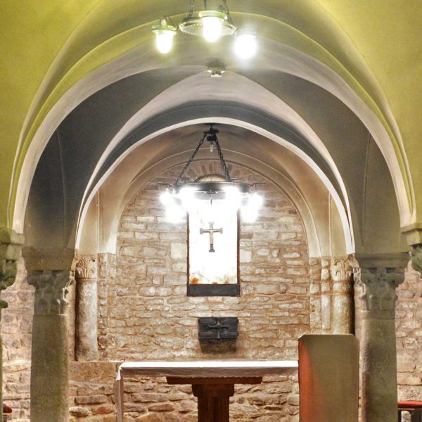 Vic.- Catedral de Sant Pere del 1803 – Cripta de la catedral romànica consagrada el 1038 descoberta durant la reparació de la catedral després de la guerra (8/2018)