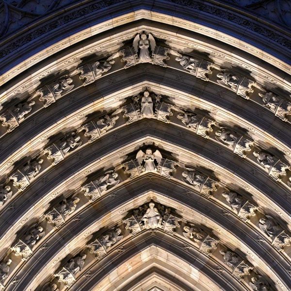 Barcelona.- Catedral gòtica de la Santa Creu i Santa Eulàlia, S. XIII/XV – Arquivoltes de la façana decorada amb 76 escultures àngels, profetes i reis de l’escultor Joan Roig (1/2026)