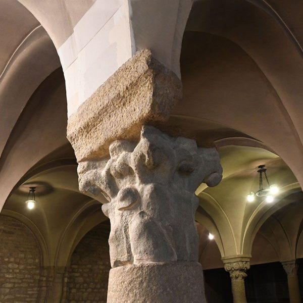 Vic.- Catedral de Sant Pere del 1803 - Cripta de la catedral romànica de l’any 1038 – Capitells califals aprofitats de la nau pre-romànica que suporten les voltes d’aresta (1/2026)
