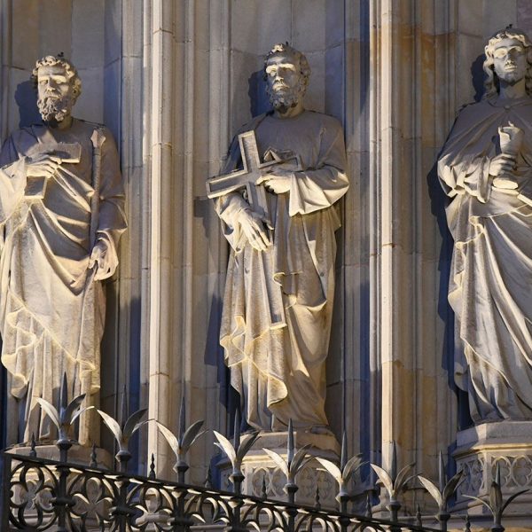 Barcelona.- Catedral gòtica de la Santa Creu i Santa Eulàlia, S. XIII/XV – Escultures del apòstols que flanquegen la porta obra de l’escultor Agapit Vallmtjana (1/2026)