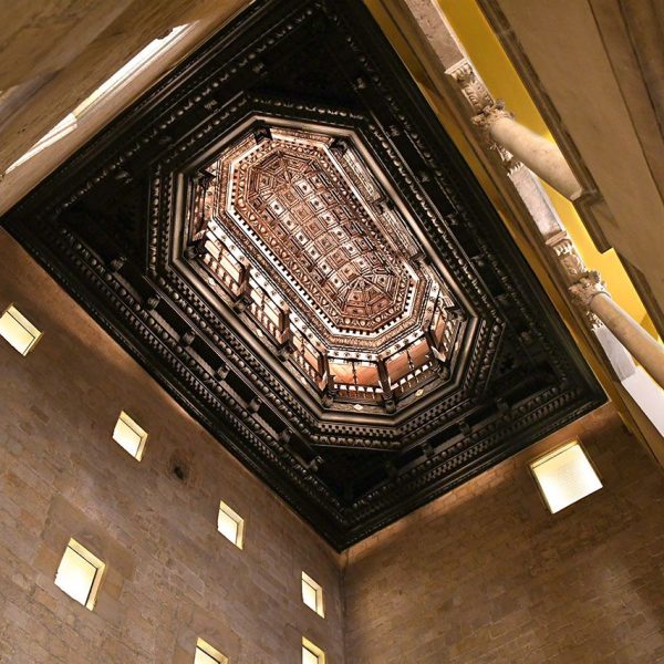 Barcelona.- Palau del Lloctinent, de planta rectangular construït entre 1549/1558. Sostre amb un artesanat de fusta de pi del 1553 (4/2015)