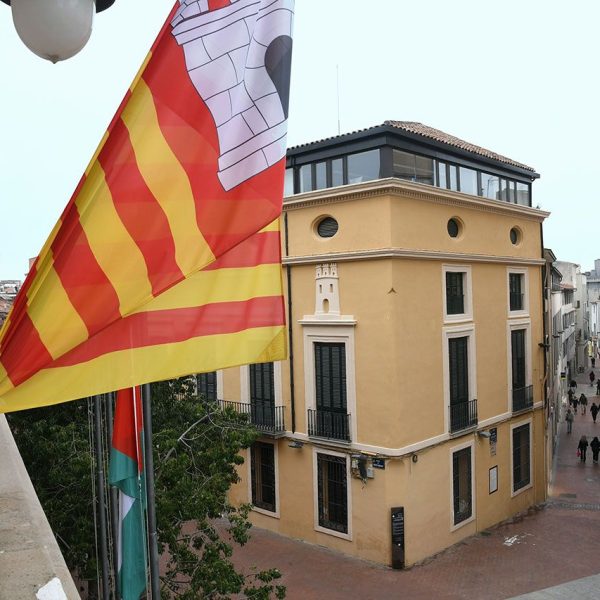 Terrassa.- Edifici de l'antic ajuntament i carrer Cremat des de el balcó de l'actual ajuntament (2/2026)
