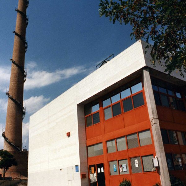 Terrassa.- Centre Cívic Maria Aurèlia Capmany i xemeneia antiga fàbrica Almirall (6/1997)