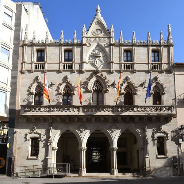 Terrassa.- Ajuntament neogòtic de l’any 1900-1903 de l’arquitecte Lluís Moncunill de planta baixa i dos pisos precedit per un atri amb tres arcs apuntats (3/2026