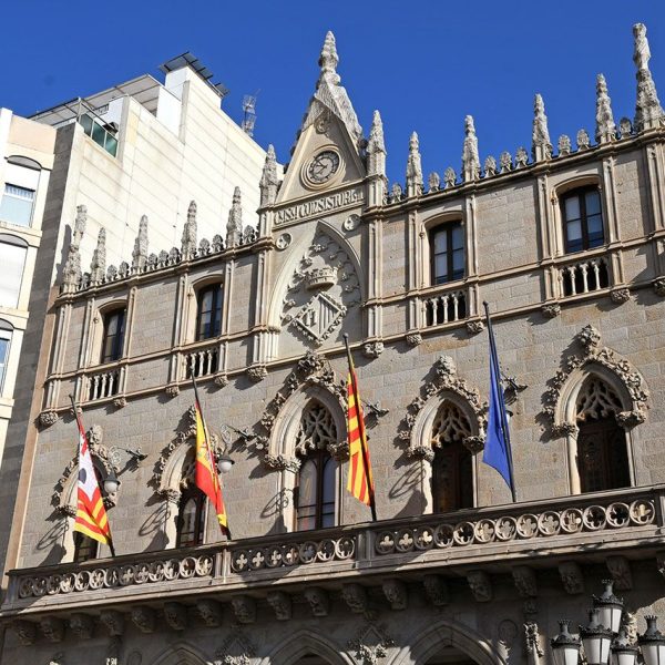 Terrassa.- Ajuntament neogòtic de l’any 1900-1903 de l’arquitecte Lluís Moncunill de planta baixa i dos pisos precedit per un atri amb tres arcs apuntats (3/2026