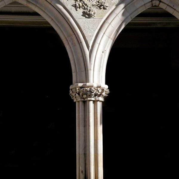 Terrassa.- Ajuntament neogòtic de l’any 1900-1903 - Pilar polistil amb capitell florals de les arcades de l’atri fet amb pedra de Montjuic que emmarquen l’escut de Terrassa (3/2026)
