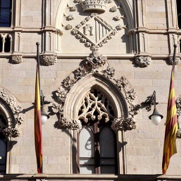 Terrassa.- Ajuntament neogòtic de l’any 1900-1903 – Balcó central amb ornamentació de tipus gòtic amb cresteria i al damunt hi ha l’escut de la ciutat (11/2012)