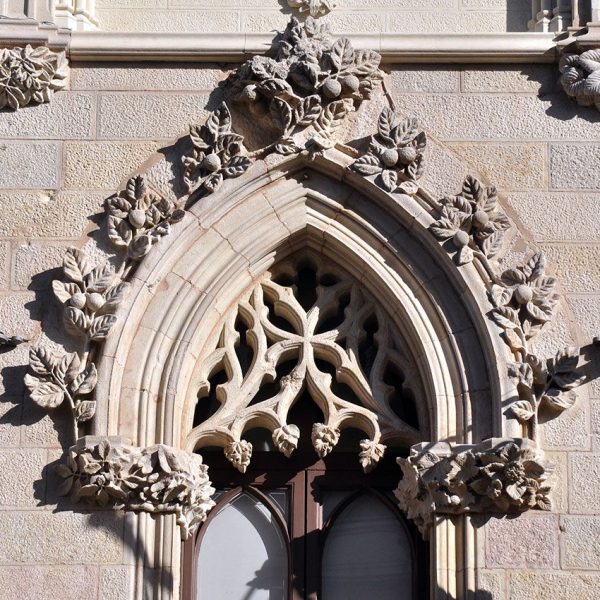 Terrassa.- Ajuntament neogòtic de l’any 1900-1903 – Detall del balcó central amb ornamentació de tipus gòtic amb crestaria (11/2012)