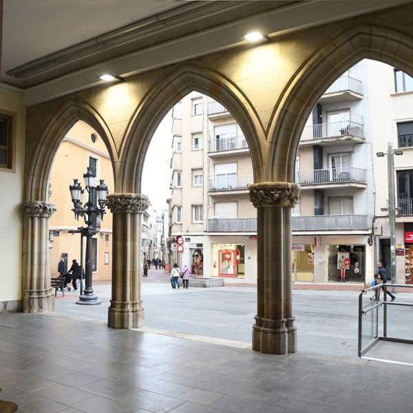 Terrassa.- Ajuntament neogòtic de l’any 1900-1903 – Porxo amb tres arcades d’arc apuntat, un dels únics elements construïts per Lluís Moncunill abans de d’abandonar l’obra (2/2026)