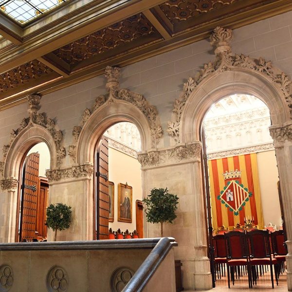 Terrassa.- Ajuntament neogòtic de l’any 1900-1903 – Primer pis amb el saó de plens amb tres entrades d’arc conopial decorades amb cresteria obra de Lluís Moncunill (2/2026)