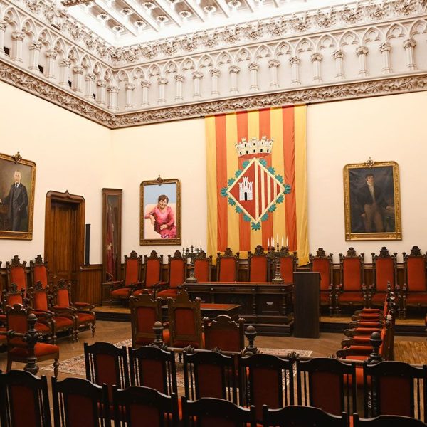 Terrassa.- Ajuntament neogòtic de l’any 1900-1903 – Saló de plens amb una sèrie de retrats de personalitats vinculades a la ciutat i sostre original teginat de guix (2/2026)