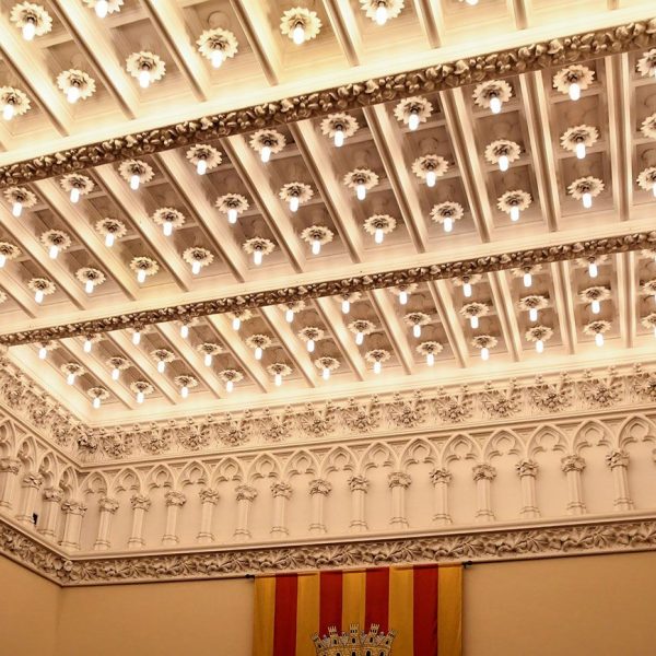 Terrassa.- Ajuntament neogòtic de l’any 1900-1903 – Teginat de guix de la coberta original del saló de plens seguint el projecte neogòtic de Llúis Moncunill (2/2026)
