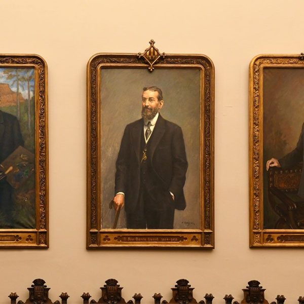 Terrassa.- Ajuntament neogòtic de l’any 1900-1903 – Saló de plens amb – Saló de Plens amb alguns del retrats de personalitats vinculades a la ciutat de Terrassa (2/2026)