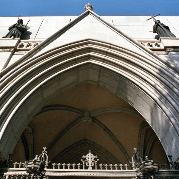 Terrassa.- Catedral del Sant Esperit del 1574 d’estil gòtic i neogòtic – Atri de la façana de tres arcades d’arquivoltes coronada per quatre figures de l’escultor Luis Beitia (8/2005)