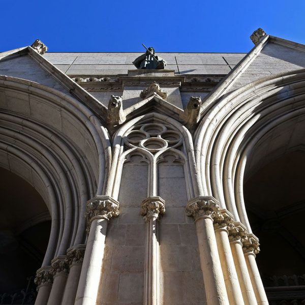 Terrassa.- Catedral del Sant Esperit del 1574 d’estil gòtic i neogòtic – Atri de la façana de tres arcades d’arquivoltes coronada per quatre figures de l’escultor Luis Beitia (2/2026)