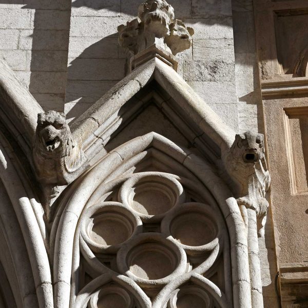 Terrassa.- Catedral del Sant Esperit del 1574 d’estil gòtic i neogòtic – Decoració geomètrica de les pilastres que separen les arcades coronades amb tres gàrgoles (2/2026)