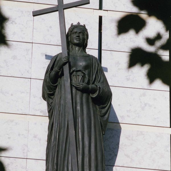 Terrassa.- Catedral del Sant Esperit del 1574 d’estil gòtic i neogòtic – Imatge de bronze que decora la terrassa del porxo dedica a Sta. Elena de l’escultor Luis Beitia (7/2004)