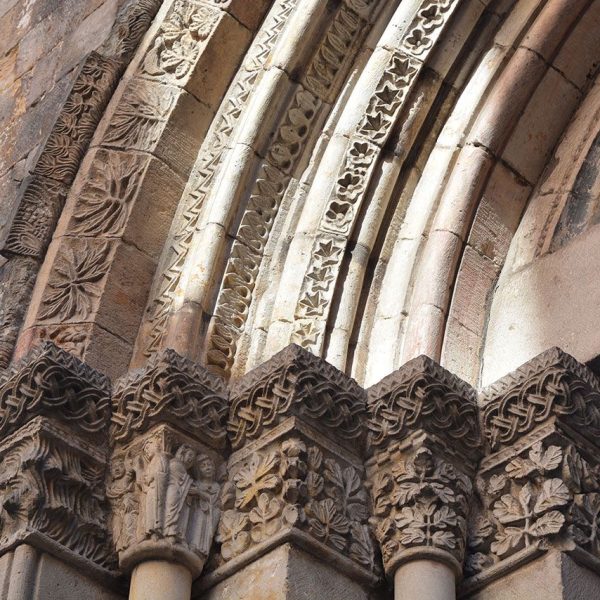 Barcelona.- Capella romànica de Santa Llúcia construïda entre 1557 i 1268 – Portalada romànica d’arquivoltes en degradació sostingudes per columnes amb capitells esculpits (11/2014)