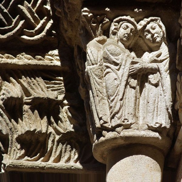 Barcelona.- Capella romànica de Santa Llúcia construïda entre 1557 i 1268 – Capitell de l’esquerra decorat amb les escenes de l’Anunciació (a la foto) i la Visitació (de perfil) (5/2015)