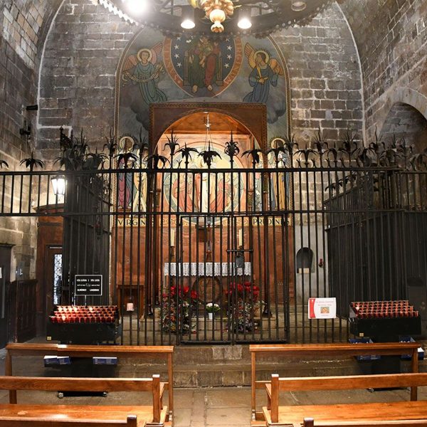 Barcelona.- Capella romànica de Santa Llúcia construïda entre 1557 i 1268 d’una sola nau coberta amb volta de canó apuntada i dues capelles, una per banda amb sarcòfags (3/2026)