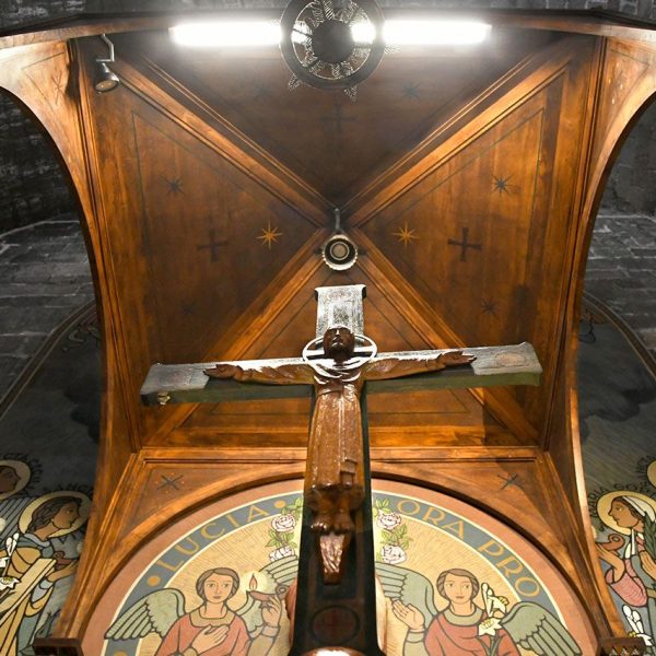 Barcelona.- Capella romànica de Santa Llúcia construïda entre 1557 i 1268 – Baldaquí de fusta de l’altar suportat per quatre columnes amb capitells i el crucifix de l’altar (3/2026)