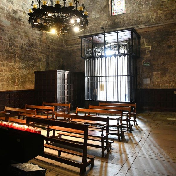 Barcelona.- Capella romànica de Santa Llúcia construïda entre 1557 i 1268- Vista dels peus de la nau de planta rectangular coberta amb volta de canó apuntada (3/2026)