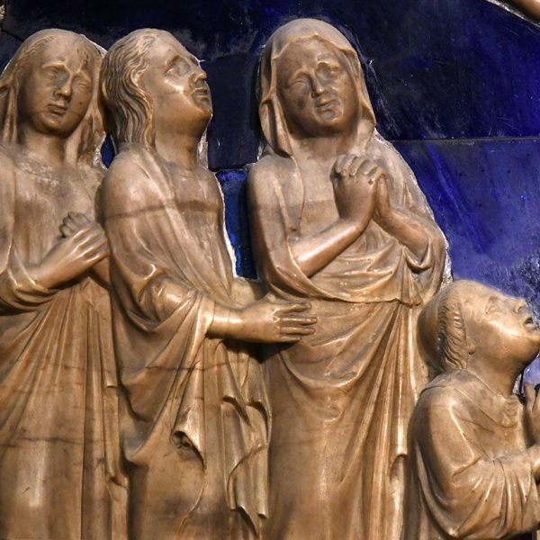 Barcelona.- Capella de Santa Llúcia – Calvari de pedra del sarcòfag del canonge Francesc de Santa Coloma del S. XIV sobre un fons vidriat blau. El propi canonge apareix agenollat (3/2026)